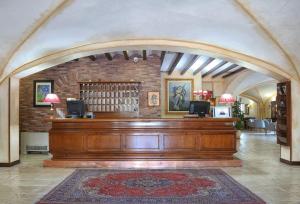 una sala con un banco de madera en un edificio en Hotel San Giorgio, en Campobasso