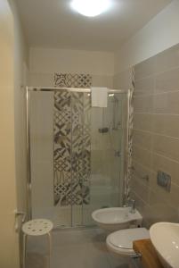y baño con ducha, aseo y lavamanos. en Il Baglietto, en Castelbuono