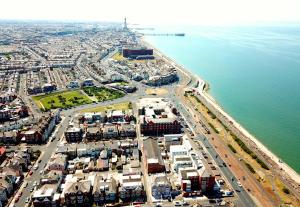 una vista aérea de una ciudad junto al agua en Empress Select Holiday Flats, en Blackpool