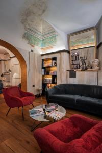ريليز أورسو في روما: غرفة معيشة مع أريكة وطاولة