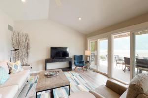 a living room with a couch and a tv at Wapato Point Lakeview in Manson
