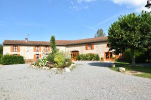 une maison en briques avec une allée en gravier en face de celle-ci dans l'établissement Domaine de la Plagnette, à Les Salles