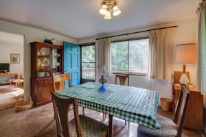 een eetkamer met een tafel en stoelen in een kamer bij Bainbridge Tranquility in Madrona Heights