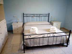 a bedroom with a bed with two dressers and two lamps at B&B Vista Fiume in Bosa
