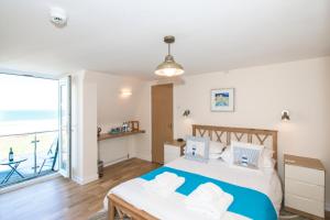 - une chambre avec un lit et une vue sur l'océan dans l'établissement The Penellen guest accommodation room only, à Hayle