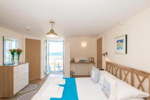 The Penellen guest accommodation room only في هايلي: غرفة معيشة مع أريكة وطاولة