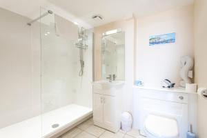 The Penellen guest accommodation room only في هايلي: حمام أبيض مع دش ومرحاض +32 صورة