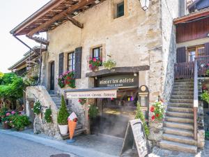 a building with an entrance to a flower shop at Le Loft de Rovorée in Yvoire