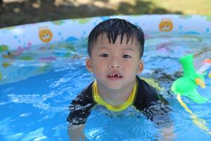 un jeune garçon se baignant dans une piscine dans l'établissement Otousann B&B, à Hengchun Old Town