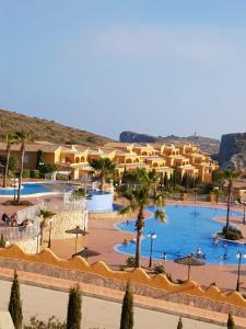 ein Resort mit einem Pool mit Palmen und Häusern in der Unterkunft Paraíso in Cumbre del Sol