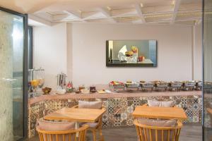 Televisyen dan/atau pusat hiburan di Senses Blue Boutique hotel