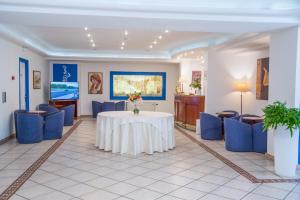 TV a/nebo společenská místnost v ubytování Assinos Palace Hotel