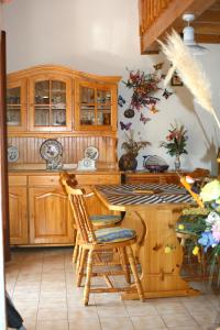 PALMIER SOLEIL 410 في جرويسان: مطبخ بدولاب خشبي وطاولة وكراسي