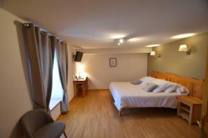 une chambre d'hôtel avec un lit et une fenêtre dans l'établissement Domaine de la Plagnette, à Les Salles