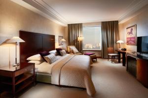 Televízia a/alebo spoločenská miestnosť v ubytovaní Regent Warsaw Hotel