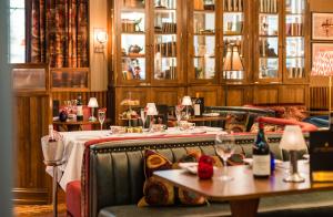 A restaurant or other place to eat at King Street Townhouse 