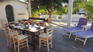 een houten tafel en stoelen op een patio bij Mediterranean in Terrasini