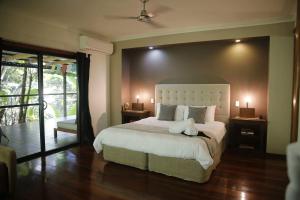 Tempat tidur dalam kamar di Treetops Retreat Cairns