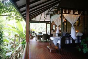 En restaurant eller et spisested på Treetops Retreat Cairns
