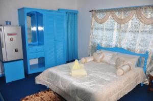Ένα ή περισσότερα κρεβάτια σε δωμάτιο στο Le Chateau Bleu