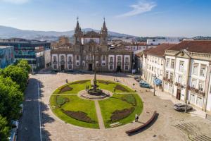 een groot gebouw met een fontein in het midden van een stad bij Vila Gale Collection Braga in Braga