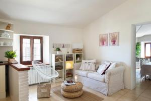 uma sala de estar com um sofá e uma mesa em La Casa di Gelda em Montalcino