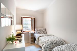 - une chambre avec 2 lits et une fenêtre dans l'établissement La Casa di Gelda, à Montalcino