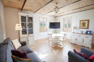 - un salon avec un canapé et une table dans l'établissement Casale delle Rondini, à Notaresco