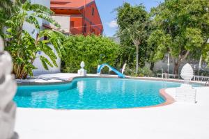 Bazén v ubytování Assinos Palace Hotel nebo v jeho okolí