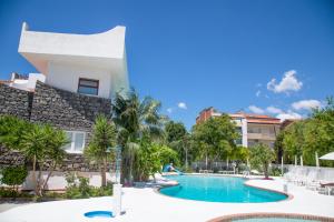 Bazén v ubytování Assinos Palace Hotel nebo v jeho okolí