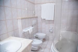 Koupelna v ubytování Assinos Palace Hotel