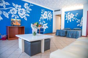 TV a/nebo společenská místnost v ubytování Assinos Palace Hotel