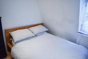 Een bed of bedden in een kamer bij Riverside Apartment in Hammersmith