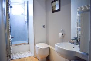 Een badkamer bij Riverside Apartment in Hammersmith