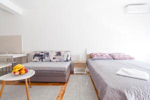 Säng eller sängar i ett rum på Tea Studio Apartments
