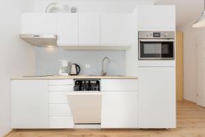 Kuchyňa alebo kuchynka v ubytovaní Apartamenty Polanki Park BASEN, SAUNA & SIŁOWNIA by Noclegi Renters
