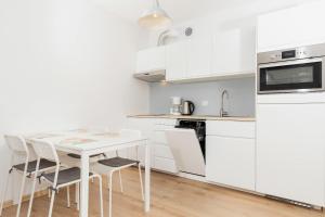 Kuchyňa alebo kuchynka v ubytovaní Apartamenty Polanki Park BASEN, SAUNA & SIŁOWNIA by Noclegi Renters