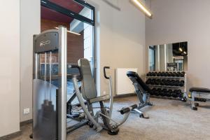 Posilňovňa alebo fitness centrum v ubytovaní Apartamenty Polanki Park BASEN, SAUNA & SIŁOWNIA by Noclegi Renters