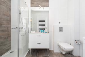 Kúpeľňa v ubytovaní Apartamenty Polanki Park BASEN, SAUNA & SIŁOWNIA by Noclegi Renters