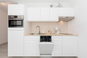 Kuchyňa alebo kuchynka v ubytovaní Apartamenty Polanki Park BASEN, SAUNA & SIŁOWNIA by Noclegi Renters