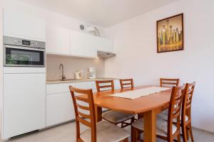 Kuchyňa alebo kuchynka v ubytovaní Apartamenty Polanki Park BASEN, SAUNA & SIŁOWNIA by Noclegi Renters