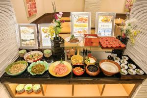 um buffet com diferentes tipos de alimentos sobre uma mesa em Hotel Hokke Club Fukuoka em Fukuoka