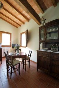 uma sala de jantar com uma mesa e um armário de madeira em Corte Stellata Holiday Apartments em Stellata