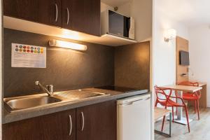 Η κουζίνα ή μικρή κουζίνα στο Residhotel Le Grand Prado