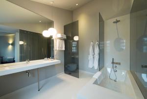 Um banheiro em EMAJ Boutique Hotel
