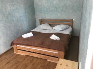Postel nebo postele na pokoji v ubytování Kazbegian Host