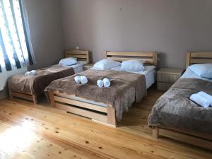 Rúm í herbergi á Kazbegian Host