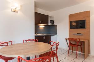 Η κουζίνα ή μικρή κουζίνα στο Residhotel Le Grand Prado
