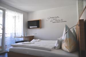 Letto o letti in una camera di Hotel Hagnauer Seeperle