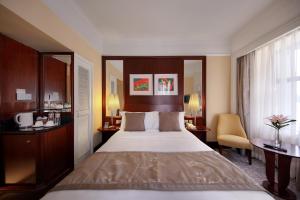 um quarto de hotel com uma cama e uma secretária em Hotel Royal Macau em Macau